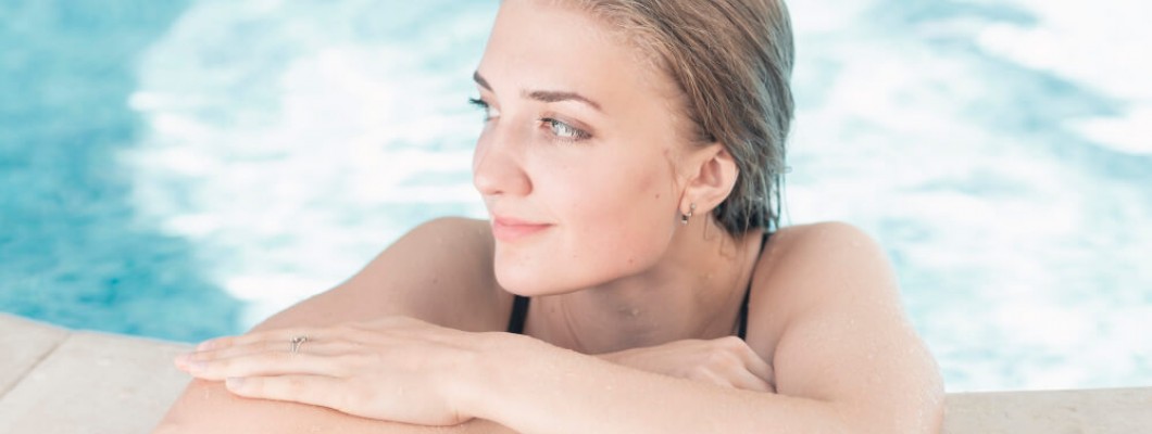 Capelli verdi dopo la piscina? La vera storia dietro il viraggio di colore dei capelli Capelli verdi dopo la piscina? La vera storia dietro il viraggio di colore dei capelli