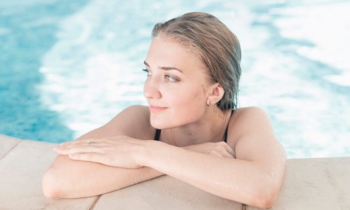 Capelli verdi dopo la piscina? La vera storia dietro il viraggio di colore dei capelli