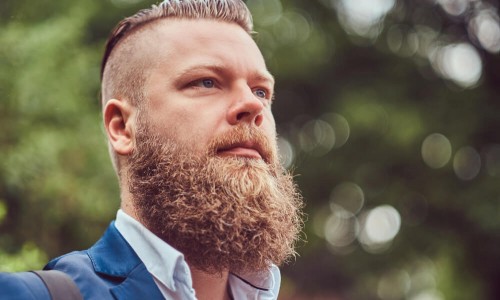 Tinta capelli uomo: come sceglierla e applicarla per un look personalizzato