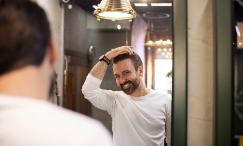 Tintura capelli uomo: perché è davvero diversa dalla tinta per donna